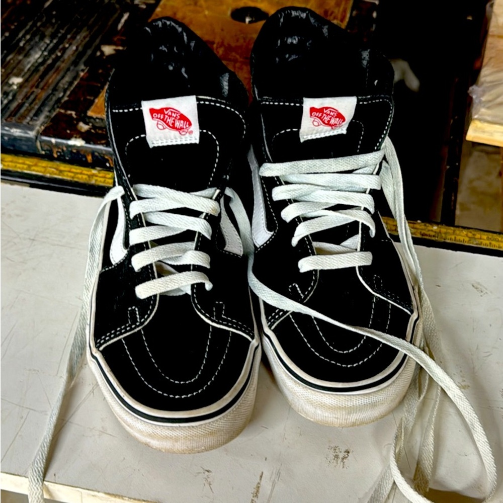 vans black and white skate shoe